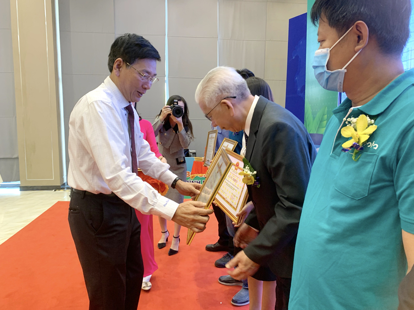 Lãnh đạo tỉnh trao tặng bằng khen và kỷ niệm chương cho các doanh nghiệp tại buổi lễ công bố Sách Xanh tỉnh Bình Dương năm 2022.